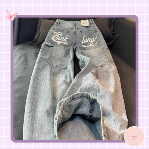 Người mẫu mặc quần áo nữ FoureLabel với outfit tối giản, dễ phối, giúp xây dựng tủ đồ thông minh và mặc đẹp mỗi ngày.