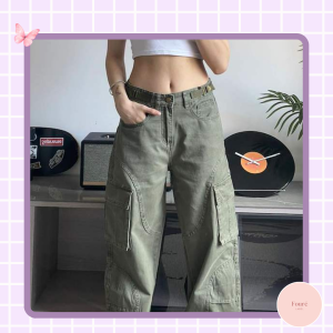 Người mẫu mặc quần áo nữ FoureLabel với outfit tối giản, dễ phối, giúp xây dựng tủ đồ thông minh và mặc đẹp mỗi ngày.