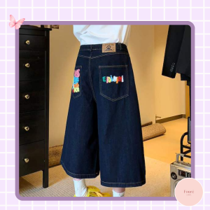 Người mẫu mặc quần áo nữ FoureLabel với outfit tối giản, dễ phối, giúp xây dựng tủ đồ thông minh và mặc đẹp mỗi ngày.