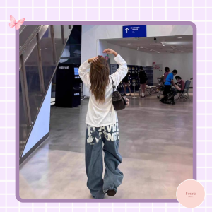 Người mẫu mặc quần áo nữ FoureLabel với outfit tối giản, dễ phối, giúp xây dựng tủ đồ thông minh và mặc đẹp mỗi ngày.