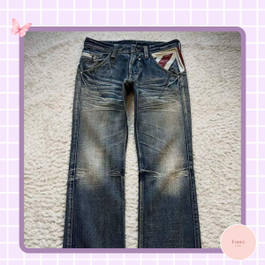 Người mẫu mặc quần áo nữ FoureLabel với outfit tối giản, dễ phối, giúp xây dựng tủ đồ thông minh và mặc đẹp mỗi ngày.
