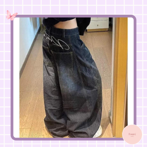 Người mẫu mặc quần áo nữ FoureLabel với outfit tối giản, dễ phối, giúp xây dựng tủ đồ thông minh và mặc đẹp mỗi ngày.
