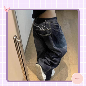 Người mẫu mặc quần áo nữ FoureLabel với outfit tối giản, dễ phối, giúp xây dựng tủ đồ thông minh và mặc đẹp mỗi ngày.