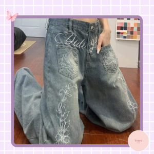 Người mẫu mặc quần áo nữ FoureLabel với outfit tối giản, dễ phối, giúp xây dựng tủ đồ thông minh và mặc đẹp mỗi ngày.