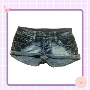 Người mẫu mặc quần áo nữ FoureLabel với outfit tối giản, dễ phối, giúp xây dựng tủ đồ thông minh và mặc đẹp mỗi ngày.
