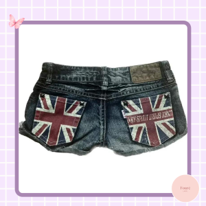Người mẫu mặc quần áo nữ FoureLabel với outfit tối giản, dễ phối, giúp xây dựng tủ đồ thông minh và mặc đẹp mỗi ngày.