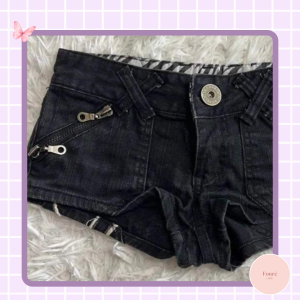 Người mẫu mặc quần áo nữ FoureLabel với outfit tối giản, dễ phối, giúp xây dựng tủ đồ thông minh và mặc đẹp mỗi ngày.