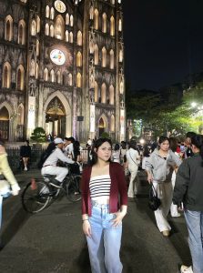 Quần áo FoureLabel đi cafe với outfit nữ trẻ trung, xinh đẹp