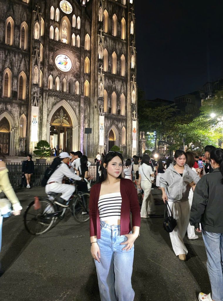Quần áo FoureLabel đi cafe với outfit nữ trẻ trung, xinh đẹp