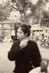 Quần áo nữ Fourelable phối đồ đi cà phê với áo len và quần jean