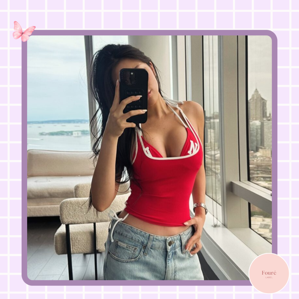 Người mẫu mặc quần áo nữ FoureLabel với outfit tối giản, dễ phối, giúp xây dựng tủ đồ thông minh và mặc đẹp mỗi ngày.