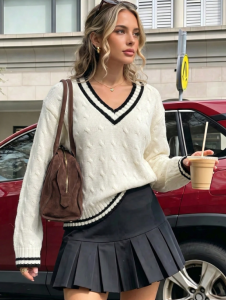 Quần áo nữ FoureLabel phối outfit giao mùa với áo thun, chân váy và cardigan trẻ trung, phù hợp thời tiết thay đổi.