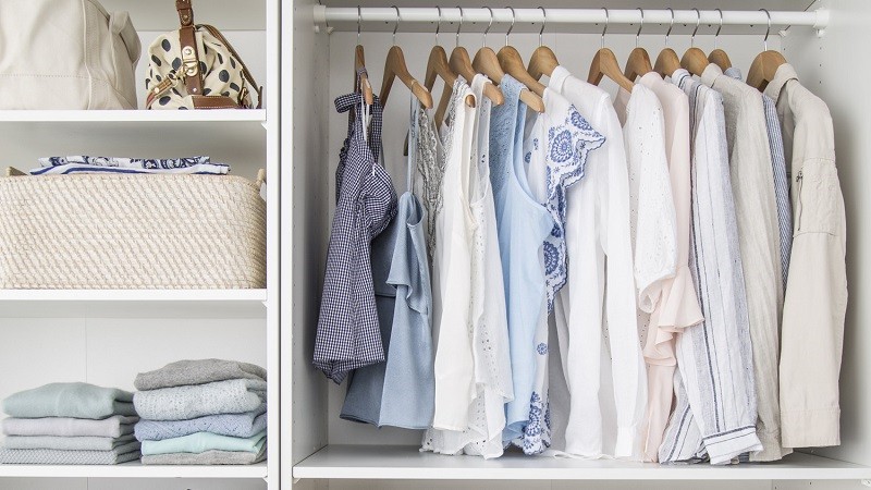Người mẫu mặc quần áo nữ FoureLabel với outfit tối giản, dễ phối, giúp xây dựng tủ đồ thông minh và mặc đẹp mỗi ngày.