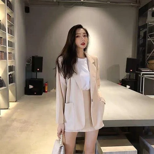 Người mẫu mặc quần áo nữ FoureLabel với outfit tối giản, dễ phối, giúp xây dựng tủ đồ thông minh và mặc đẹp mỗi ngày.