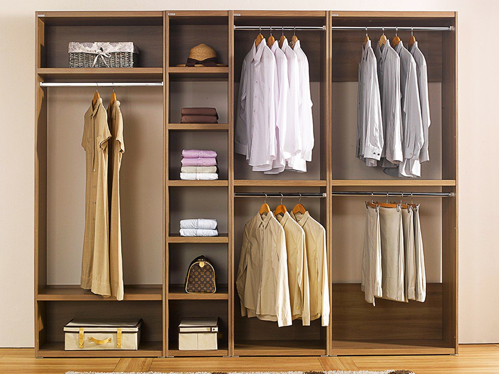 Người mẫu mặc quần áo nữ FoureLabel với outfit tối giản, dễ phối, giúp xây dựng tủ đồ thông minh và mặc đẹp mỗi ngày.